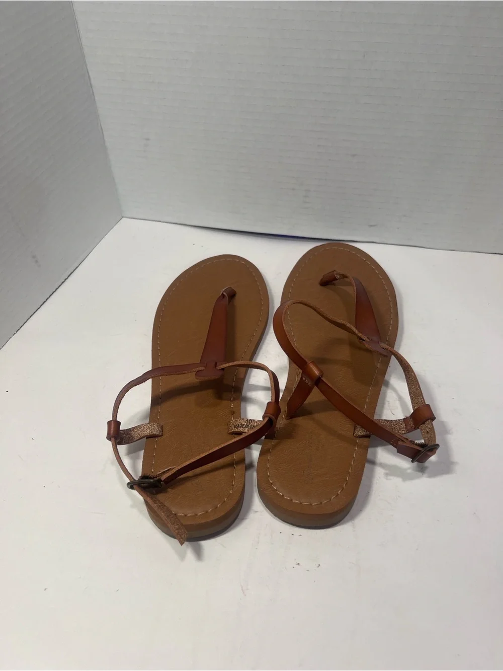 Universal Thread Tan Brown T-Strap Sandals